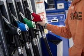 ULTIMA ORĂ // Vești bune pentru șoferi. Vineri, carburanții se ieftinesc puțin